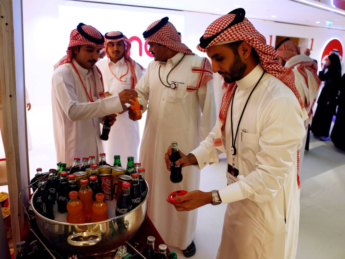 Varios hombres saudíes compran refrescos durante la inauguración del primer cine comercial en Riad, el 18 de abril de 2018. (Reuters)