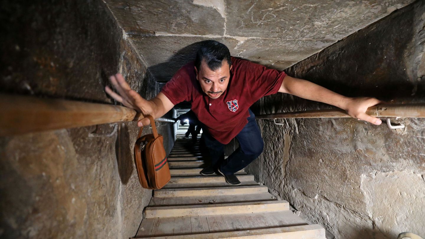 Un turista, entrando en el interior de la Pirámide Acodada. (Reuters)