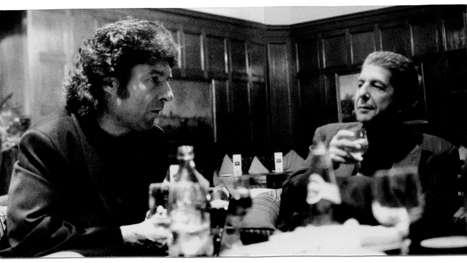 Foto: Enrique Morente y Leonard Cohen en el bar del Hptel Palace (Efe)