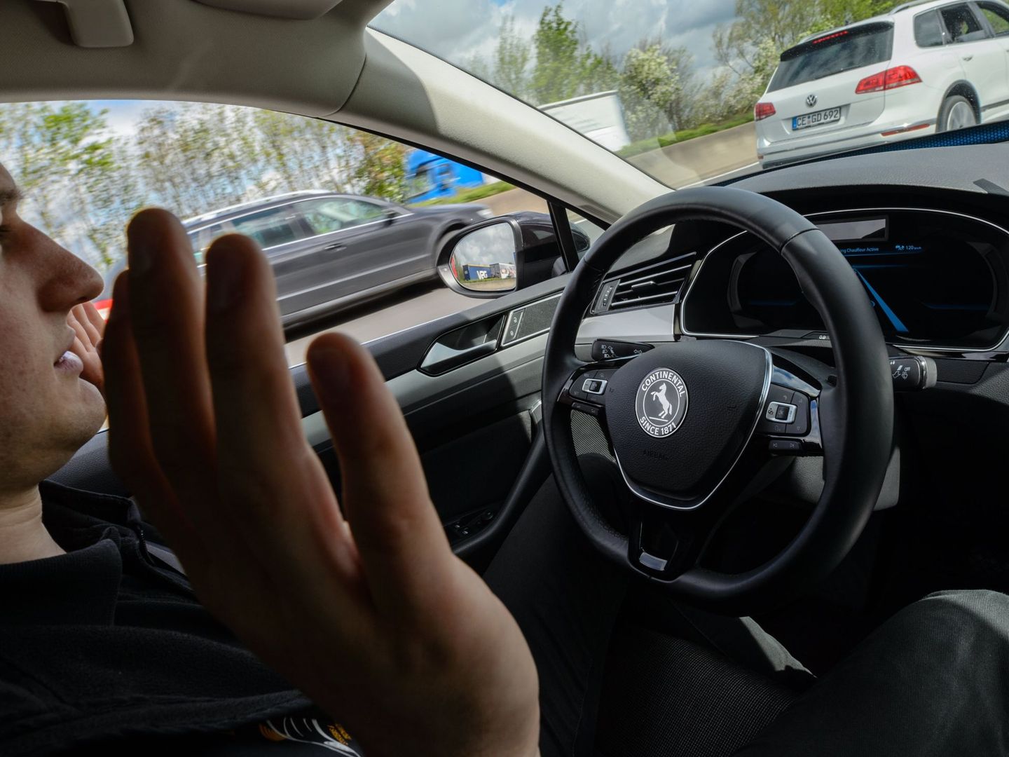 El ingeniero Dennis School realiza una prueba con un coche en una autopista alemana. (EFE)