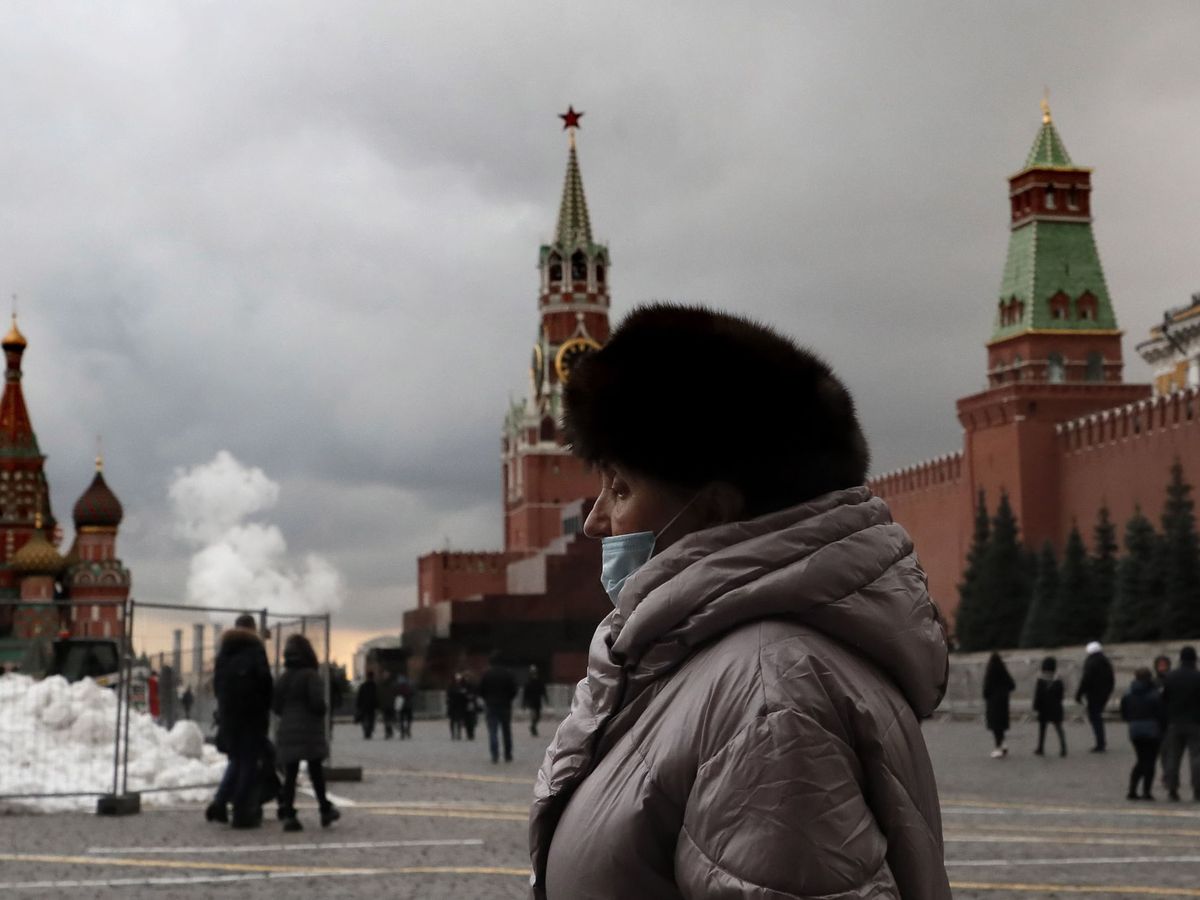 Foto: Una mujer pasea por la Plaza Roja de Moscú. (EFE)