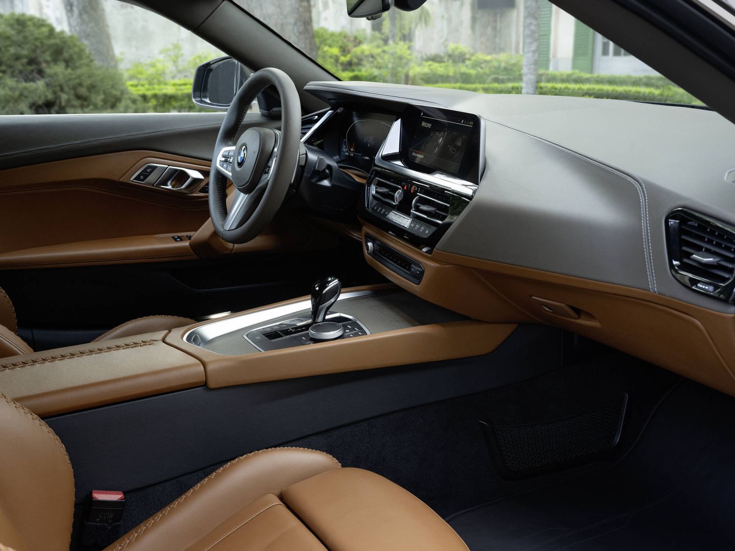 En el interior, muy personalizado, la forma del salpicadero recuerda la del Z4 Roadster.