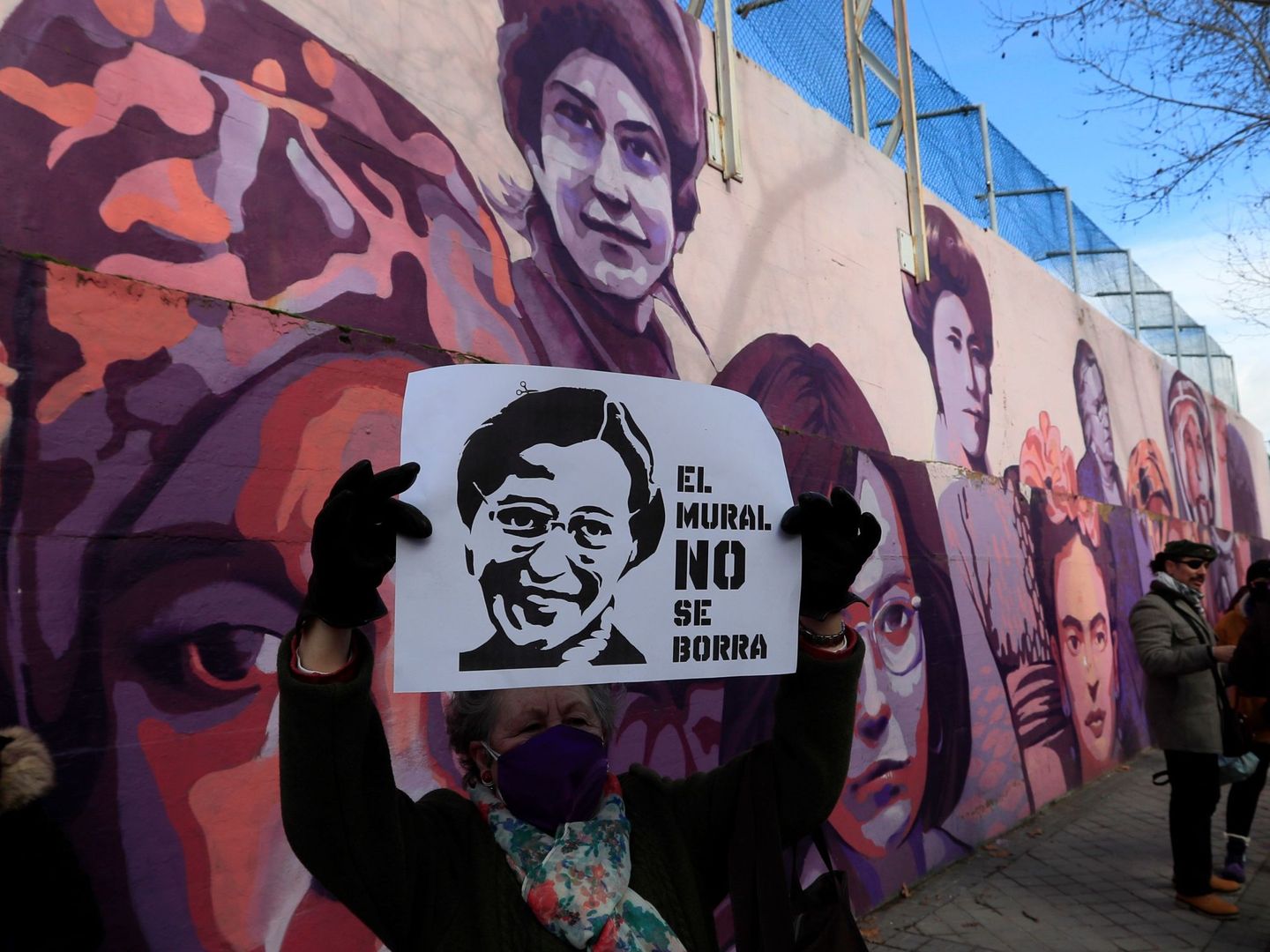 Una mujer se manifiesta contra la eliminación de un mural en Madrid. (EFE)