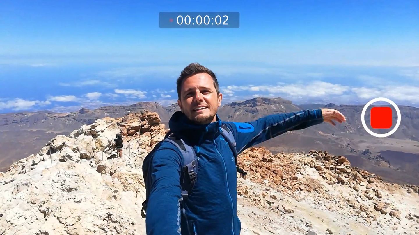 El reportero Luyis Calero en la cima del Teide, en el último reportaje de la T3. (Mediaset)