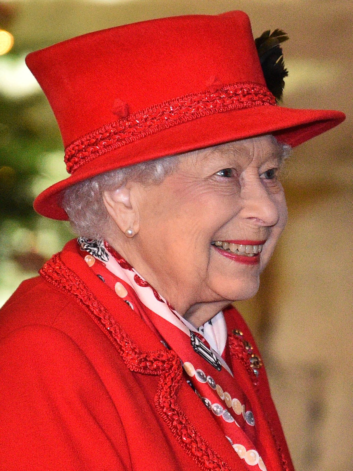 El rubor de la reina de Inglaterra se aplica en la parte alta del pómulo, próximo al contorno de los ojos. (Getty/WPA/Pool)