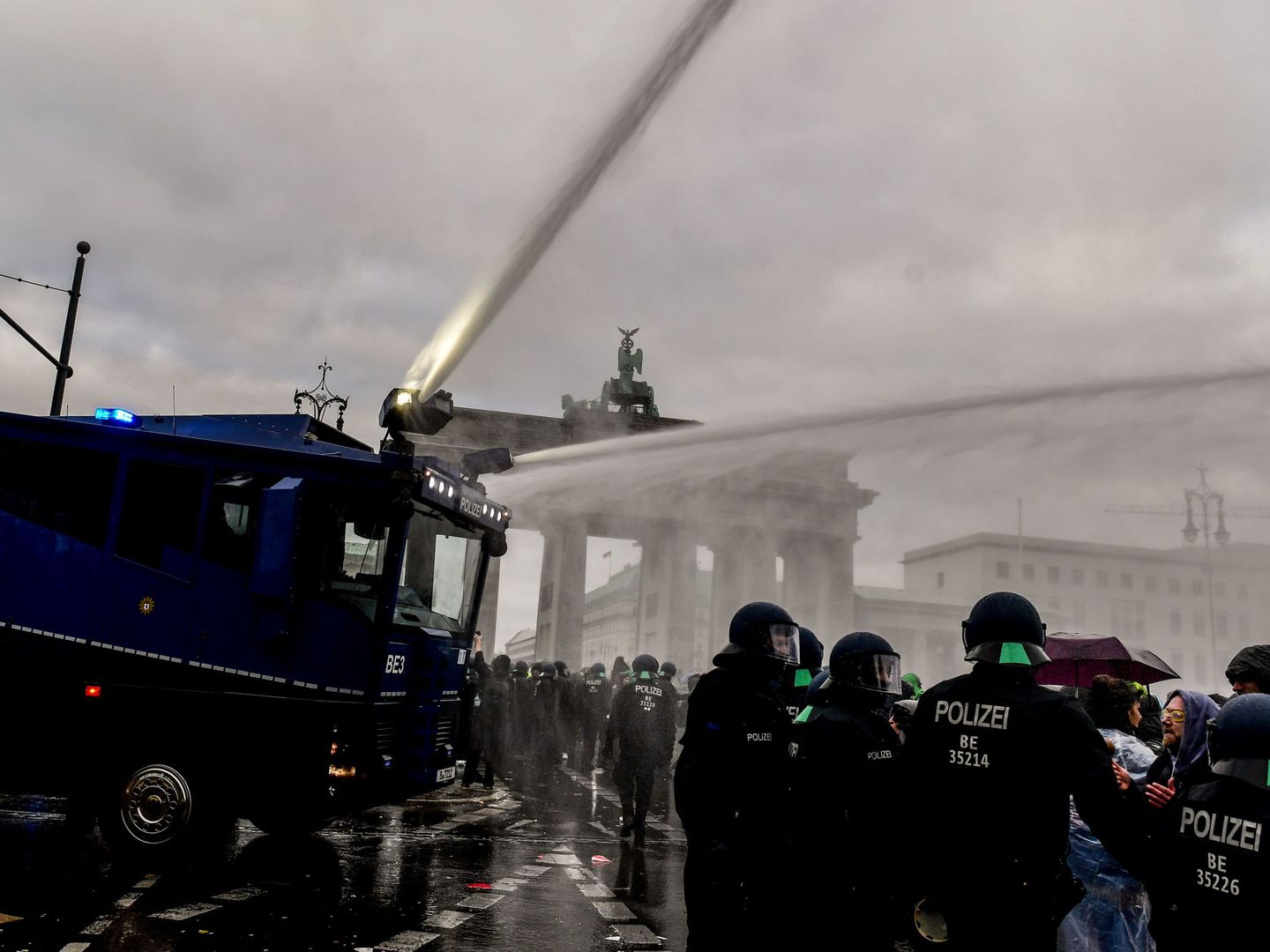 La Policía alemana usa cañones de agua para dispersar la protesta. (EFE)