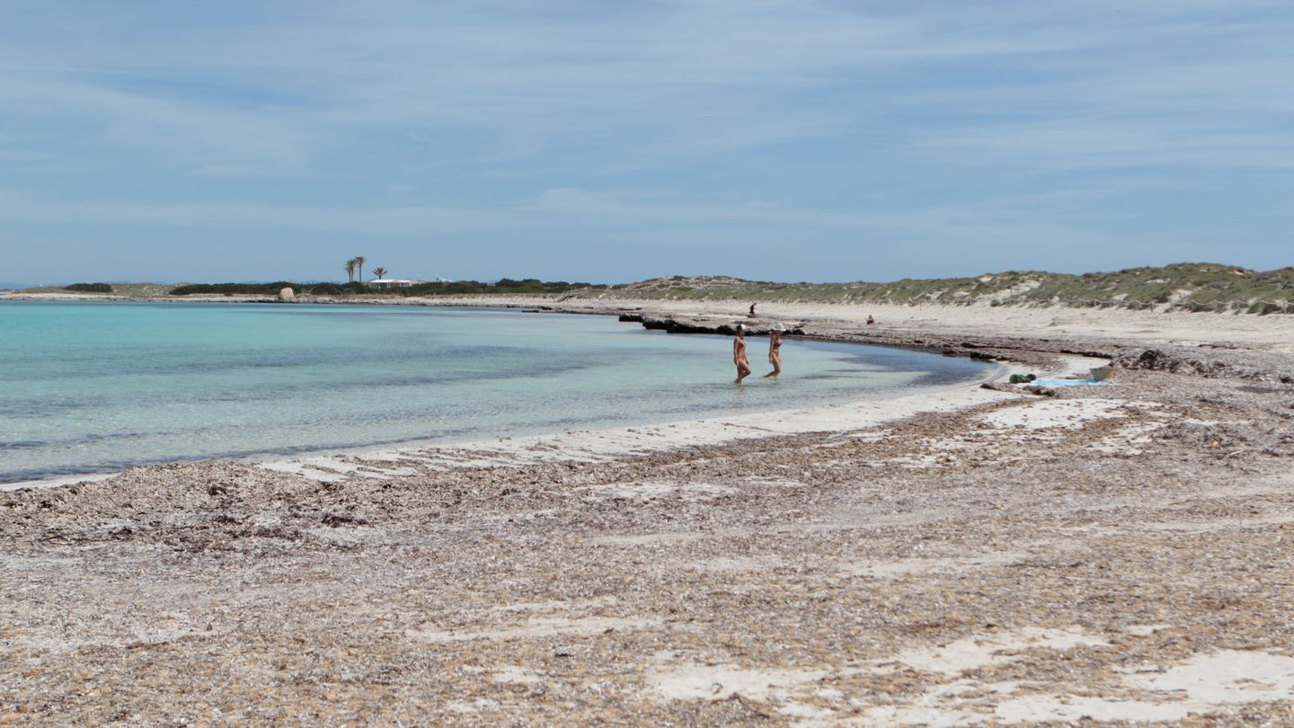 Una prácticamente vacía playa de Formentera, isla ya en fase 1 de desescalada, el pasado 4 de mayo. (Reuters)