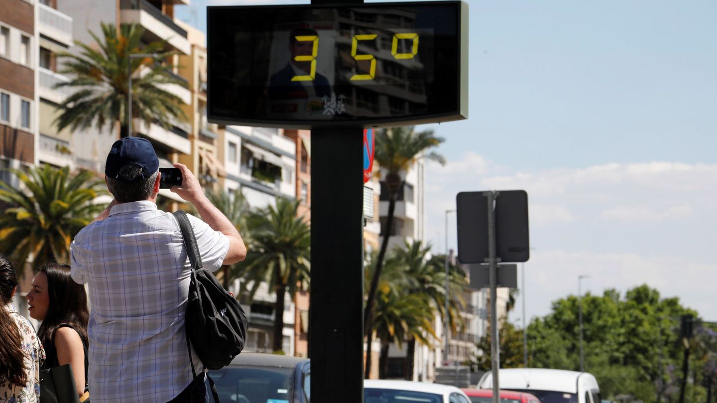 Un turista fotografía un termómetro. (EFE)