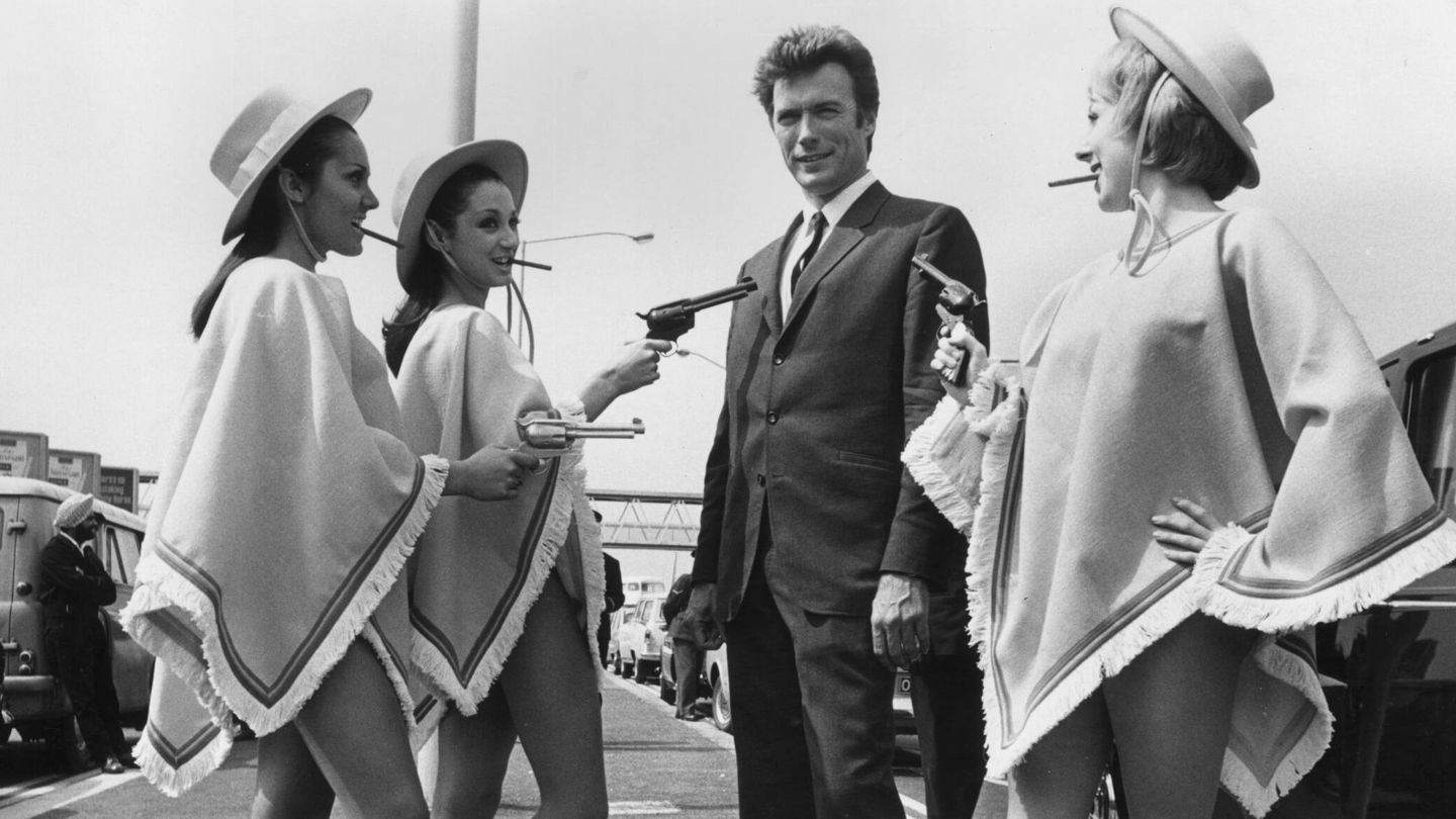  Clint Eastwood, rodeado de mujeres y pistolas. (Getty)