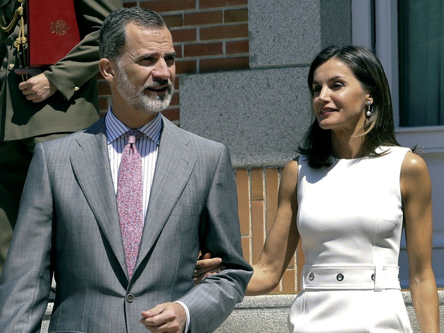 El rey Felipe y la reina Letizia en la escalera del palacio de la Zarzuela en Madrid. (EFE)