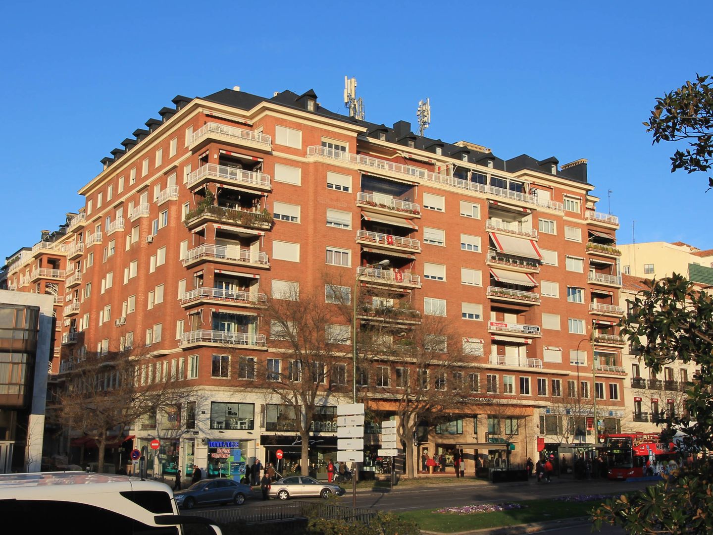 El complejo Carlos III, en la calle Goya, construido en 1946. (Wikipedia)