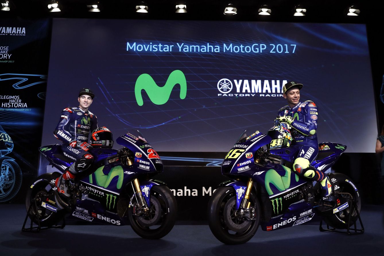 Maverick Viñales (i) y Valentino Rossi (d) durante la presentación del equipo Yamaha este jueves en Madrid (Emilio Naranjo/EFE)