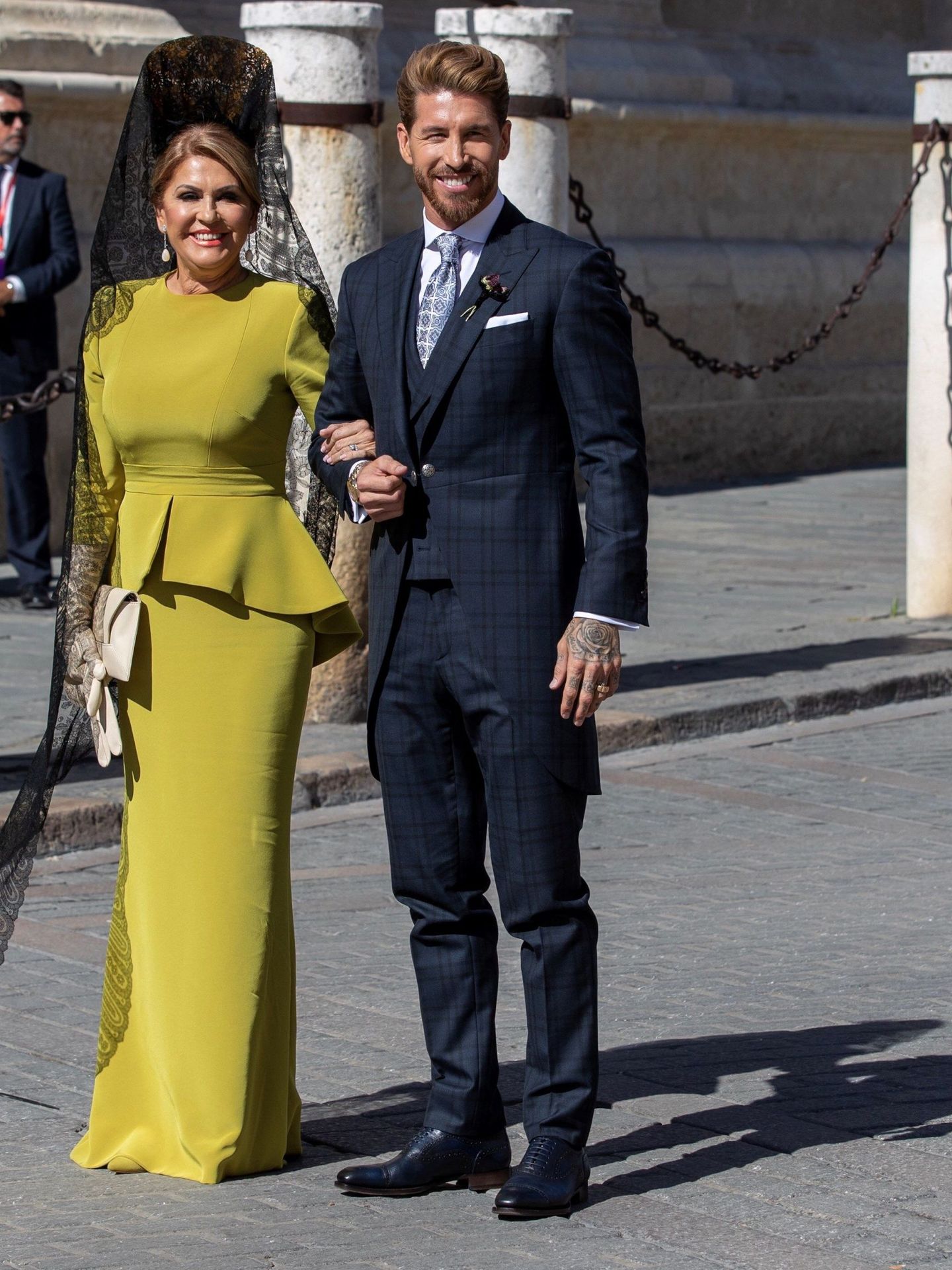Sergio Ramos, junto a su madre, a su llegada a la Catedral de Sevilla. (EFE)