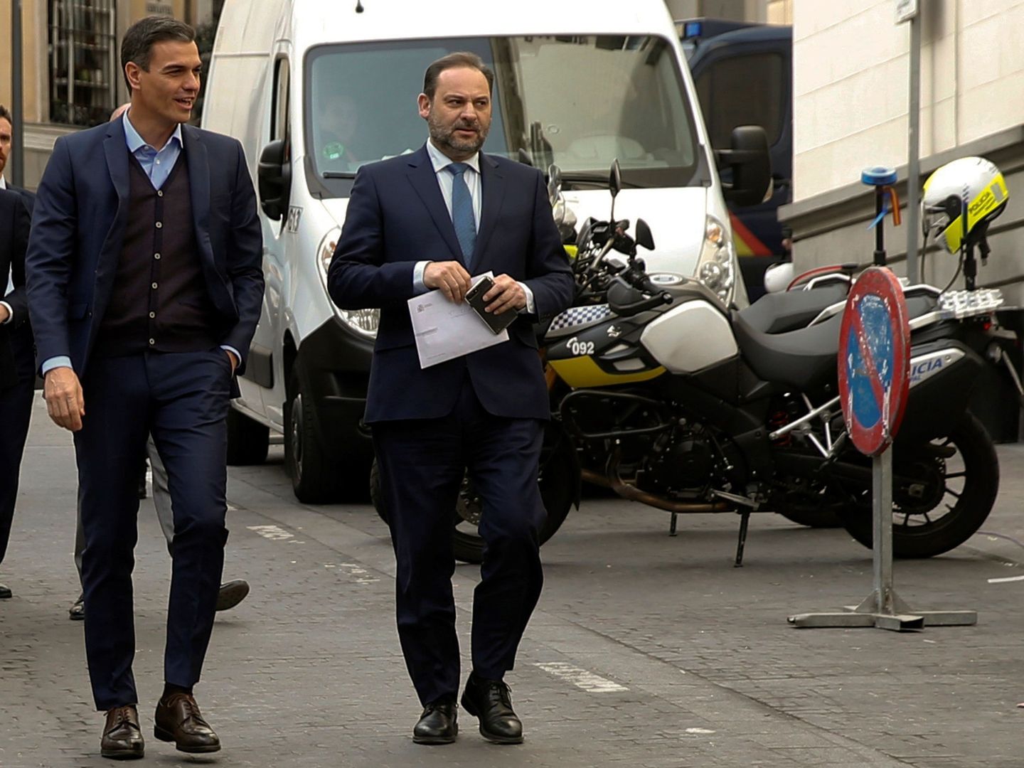 Pedro Sánchez y su ministro de Fomento y secretario de Organización, José Luis Ábalos, llegando al palacio de Neptuno de la capital para la reunión de la ejecutiva federal del PSOE. (EFE)