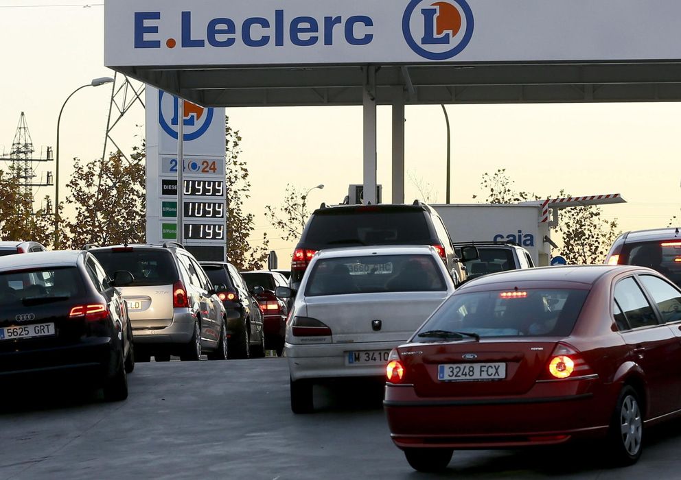 Foto: Colas de vehiculos esperan para repostar en una gasolinera (Efe)