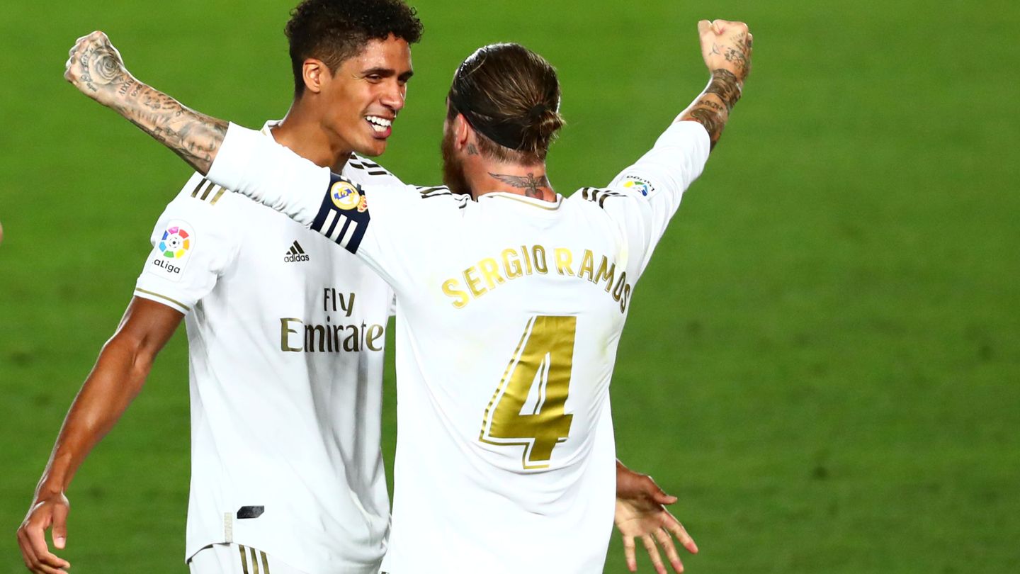 Varane y Sergio Ramos celebran un gol. (EFE)