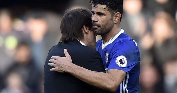 Foto: Antonio Conte abraza a Diego Costa tras un partido de la pasada temporada. (Reuters)