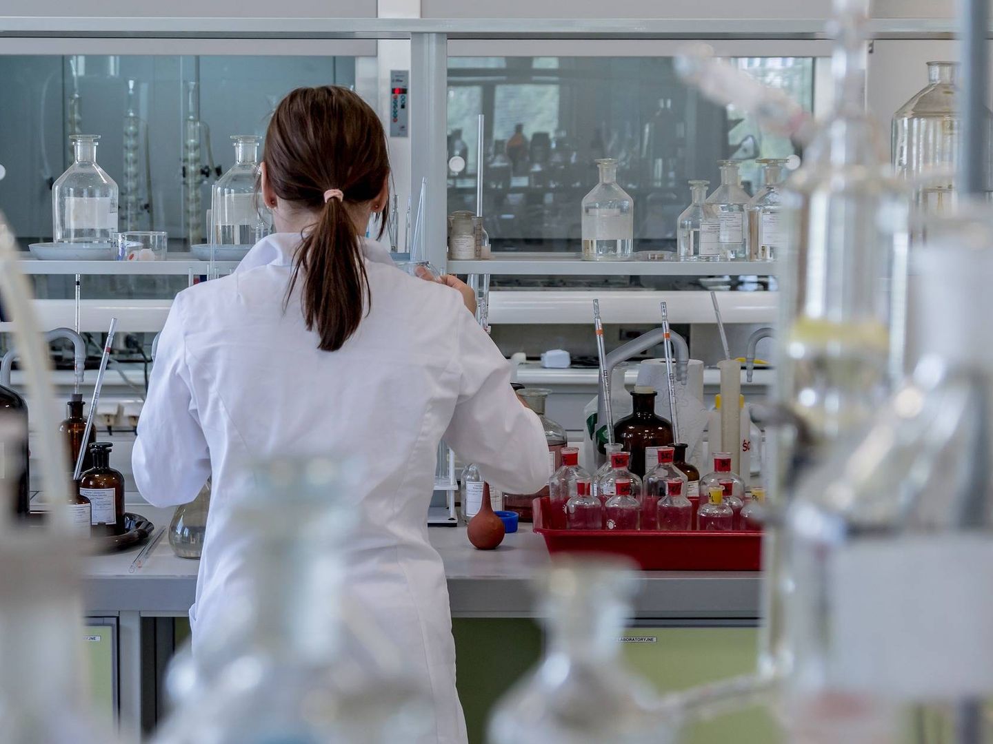 Una científica en un laboratorio. (Pixabay)