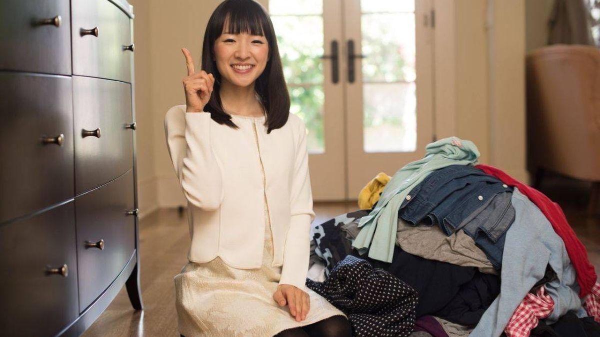 El truco de las tres bolsas de Marie Kondo para ordenar el armario: lo que debes recoger antes de volver a la oficina