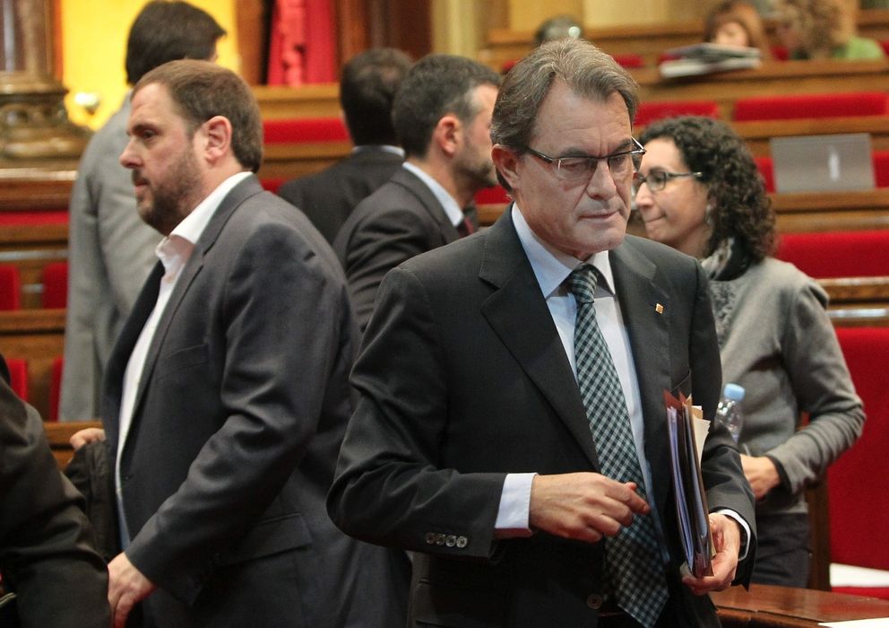 Foto: Mas y Junquera en el Parlamento Catalán (Efe).