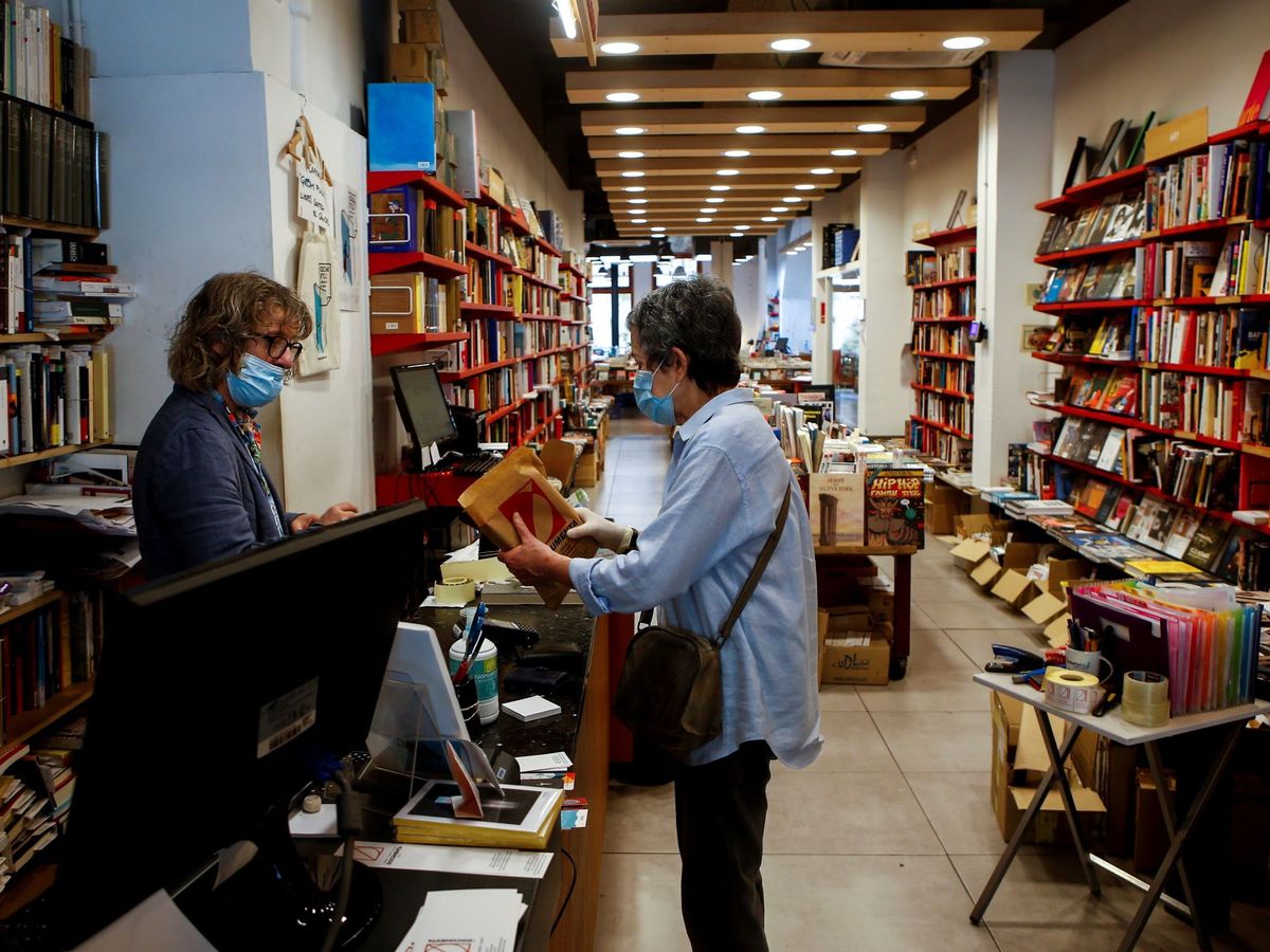 Foto:  El librero Eric del Arco (i), de la histórica librería Documenta de Barcelona (EFE)