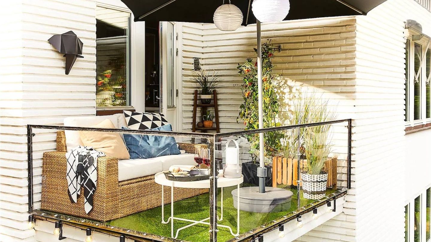 Con este sofá de Ikea puedes disfrutar de tu terraza. (Cortesía)
