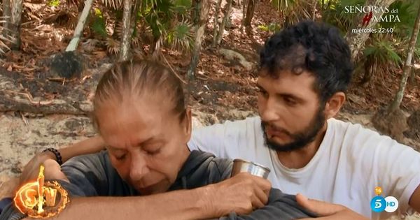 Foto: Isabel Pantoja, derrumbada junto a Omar en 'Supervivientes'. (Telecinco)