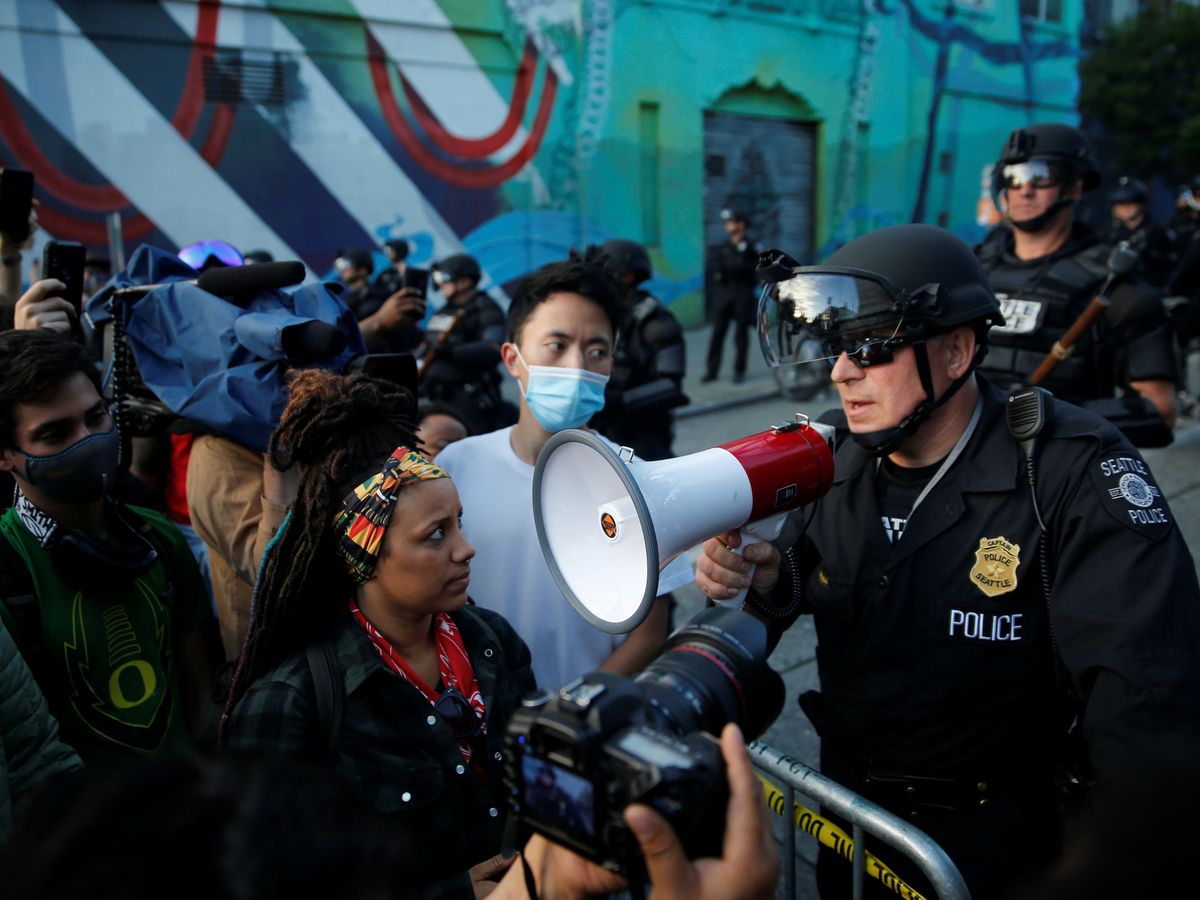 Foto: Un policía de Seattle, dirigiéndose a los manifestantes. (Reuters)