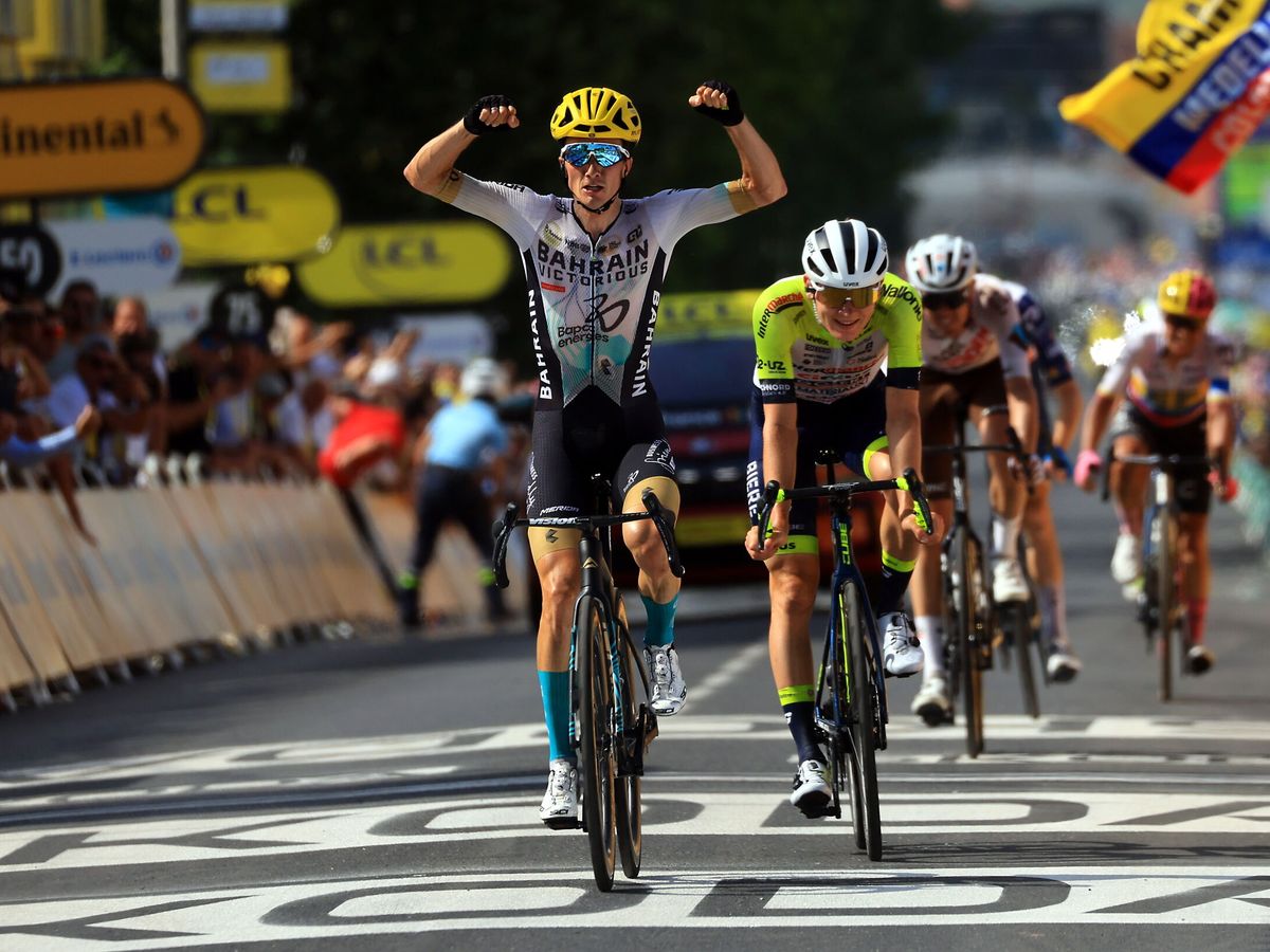 Foto: Pello Bilbao celebra su victoria en el Tour. (EFE/EPA/Martin Divisek)