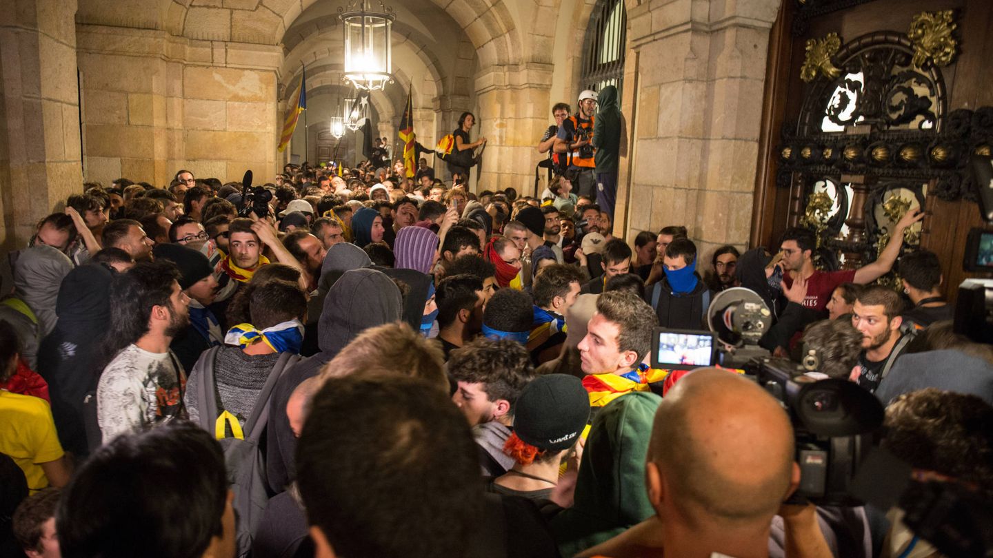 Los manifestantes abarrotan la entrada del Parlament de Cataluña dispuestos a entrar. (D. Brunat)