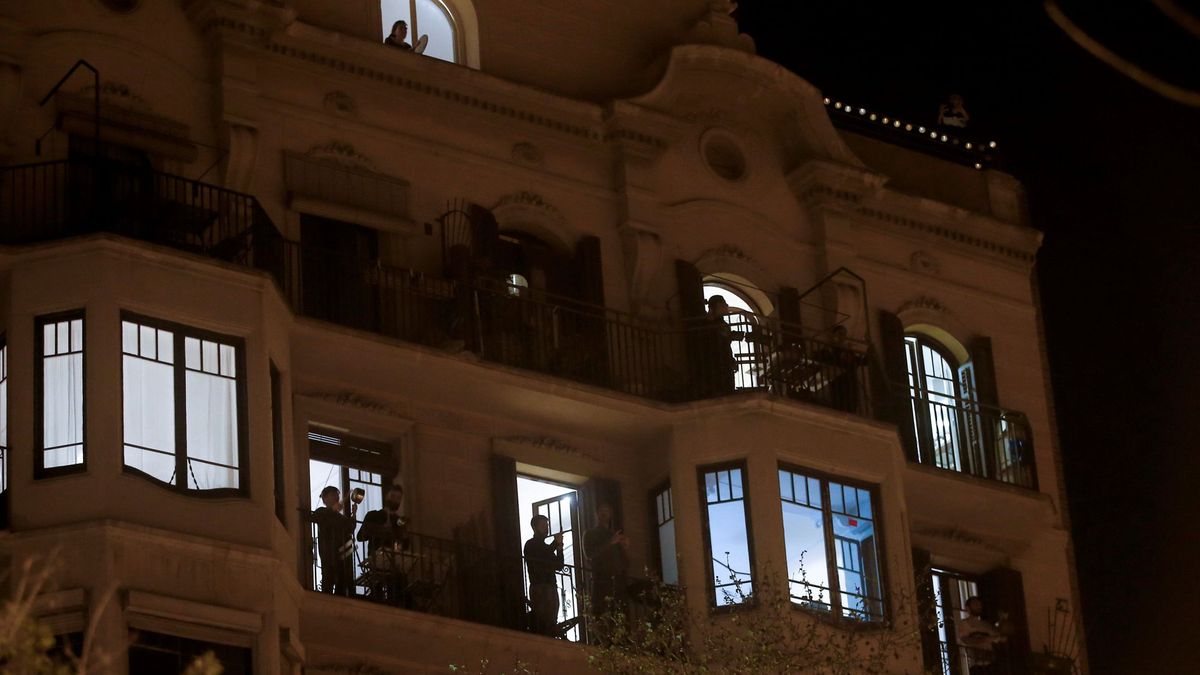 Caceroladas contra el Rey e himnos en los balcones... durante el discurso de Felipe VI