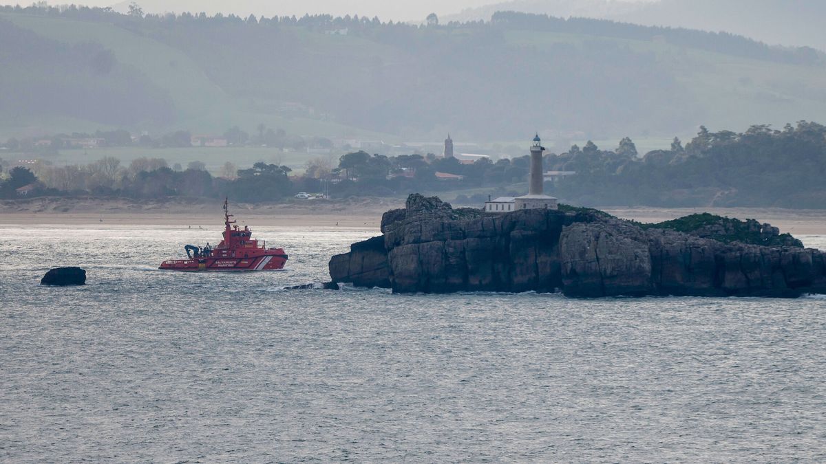 Equipos de buzos refuerzan la búsqueda del marinero desaparecido en el naufragio de Santander