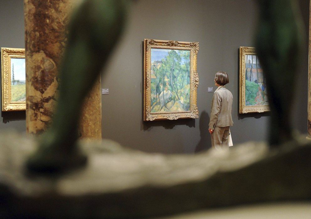Foto: Una mujer mira 'El estanque', de Paul Cézanne, en la galería Staatliche Kunsthalle Karlsruhe, en Karlsruhe, Alemania. (EFE)