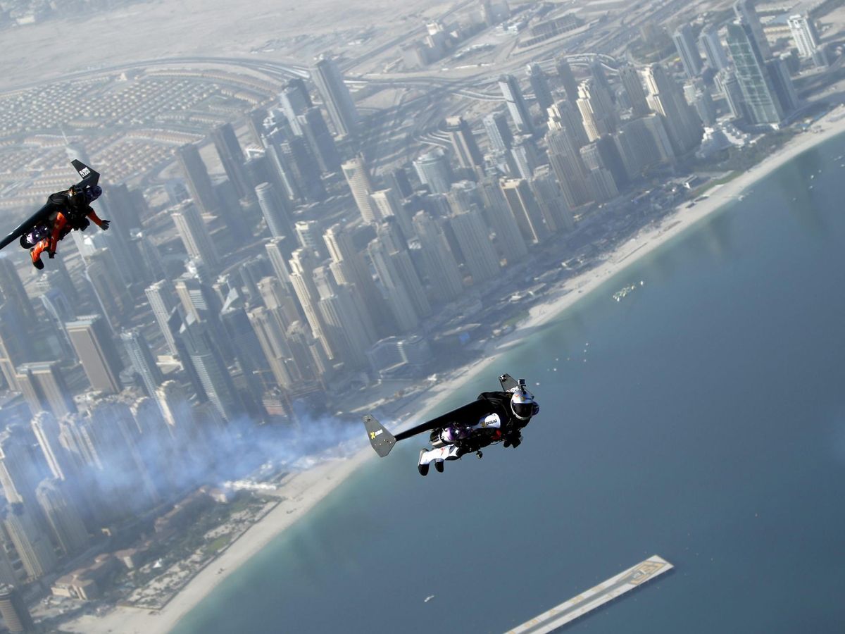 Foto: Vince Reffet, sobrevolando el 'skyline' de Dubái. (EFE/Ali Haider)