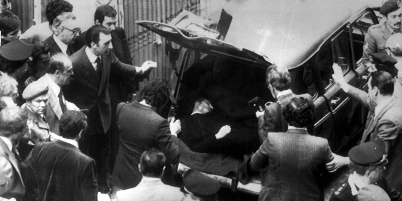 El cadáver de Aldo Moro en el maletero del coche en Roma en el que fue hallado.  