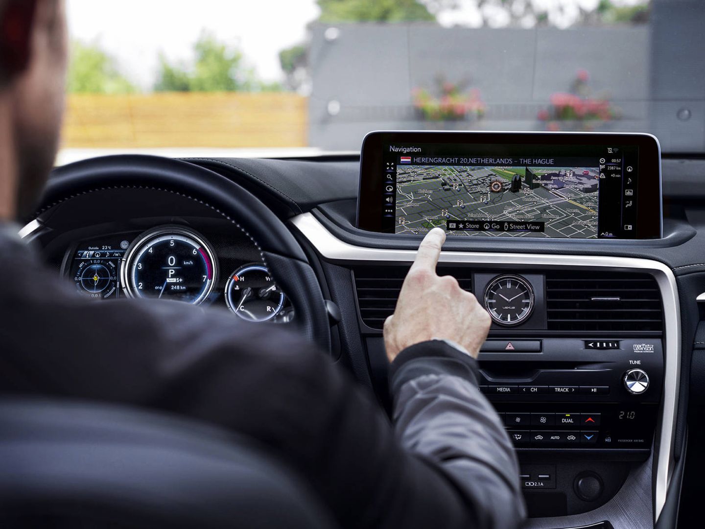 El nuevo RX 450h incorpora una nueva pantalla táctil además de la interfaz táctil remota original de Lexus.