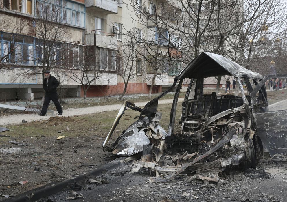 Foto: Restos de un vehículo quemado tras el atentado de este sábado en la ciudad ucraniana de Mariúpol. (EFE)