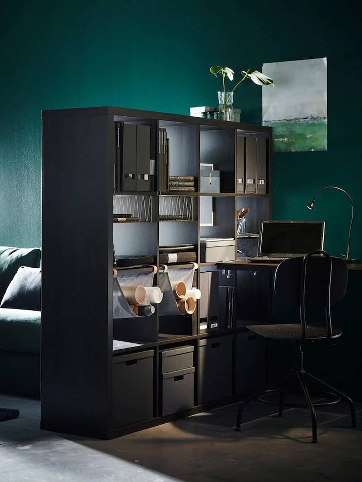 Con esta estantería de Ikea separan ambientes y sumas espacio de almacenaje. (Cortesía)