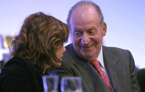 El rey Juan Carlos corrige a Soraya Sáenz de Santamaría tras un error de protocolo