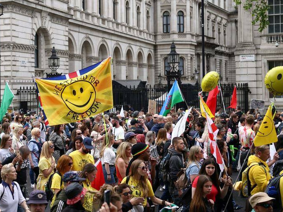 Foto: Una de las manifestaciones en el centro de Londres con el logo del acid-house. (Reuters)