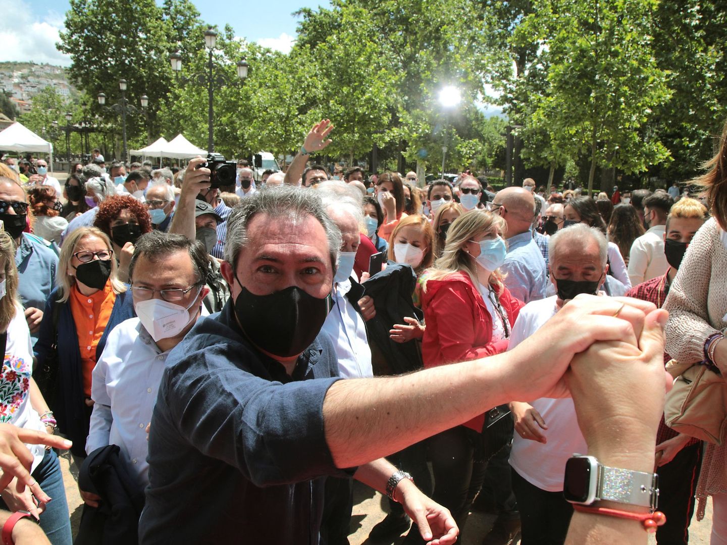 El candidato a la Secretaría General del PSOE en Andalucía Juan Espadas estrecha la mano de un afiliado en un acto en Granada. (EFE)