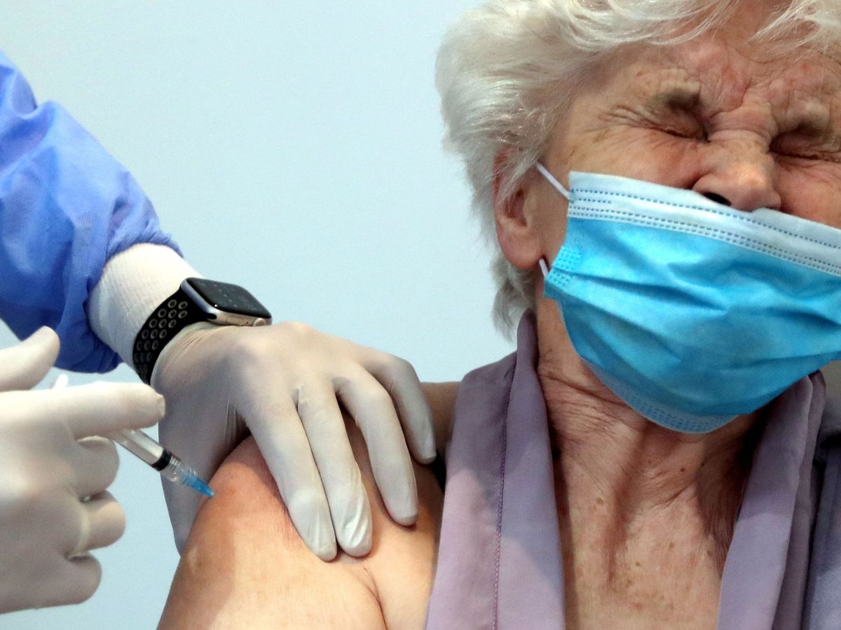 Foto: Una mujer se vacuna con AstraZeneca. (EFE)