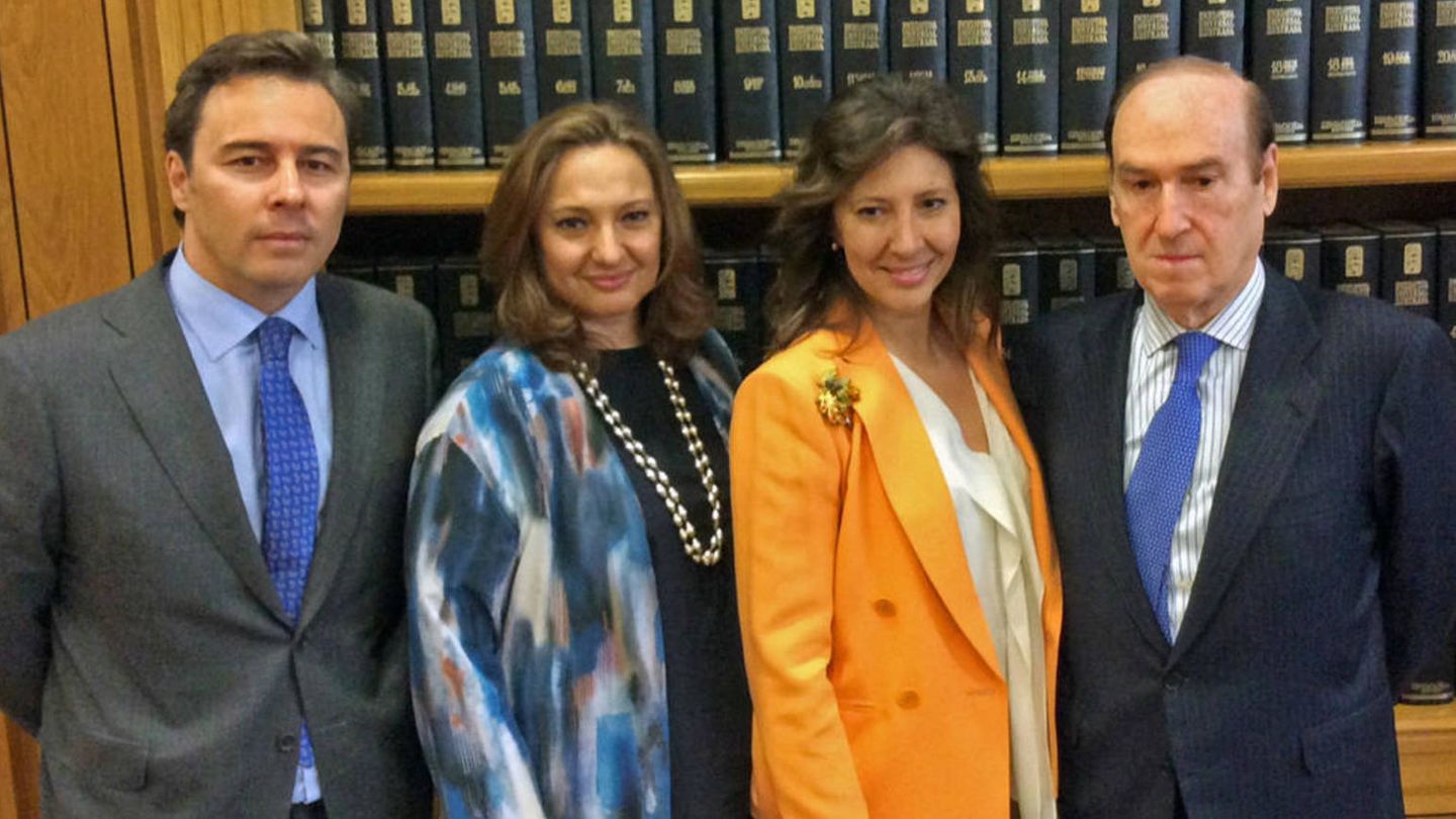 El expresidente de El Corte Inglés, Dimas Gimeno, las hijas de Isidoro Álvarez, Marta y Cristina, y Florencio Lasaga. (Fundación Ramón Areces)