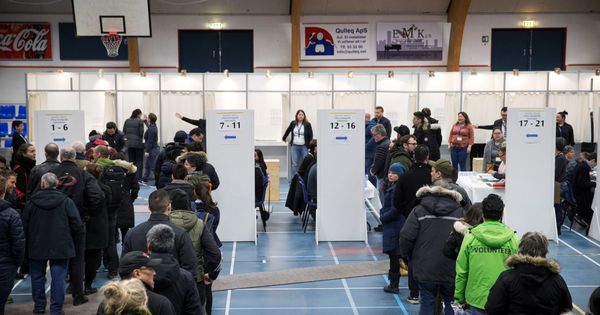 Foto: Votantes esperan su turno en un colegio electoral en Nuuk, Groenlandia. (EFE)