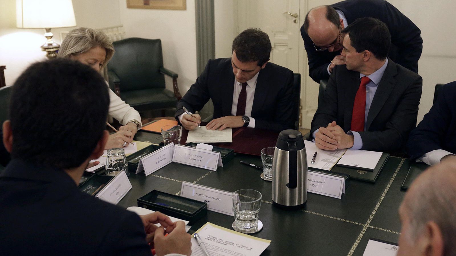 Foto: El líder de Ciudadanos, Albert Rivera (c), durante la firma del pacto contra el terrorismo yihadista del que forman parte nueve partidos políticos. (EFE)