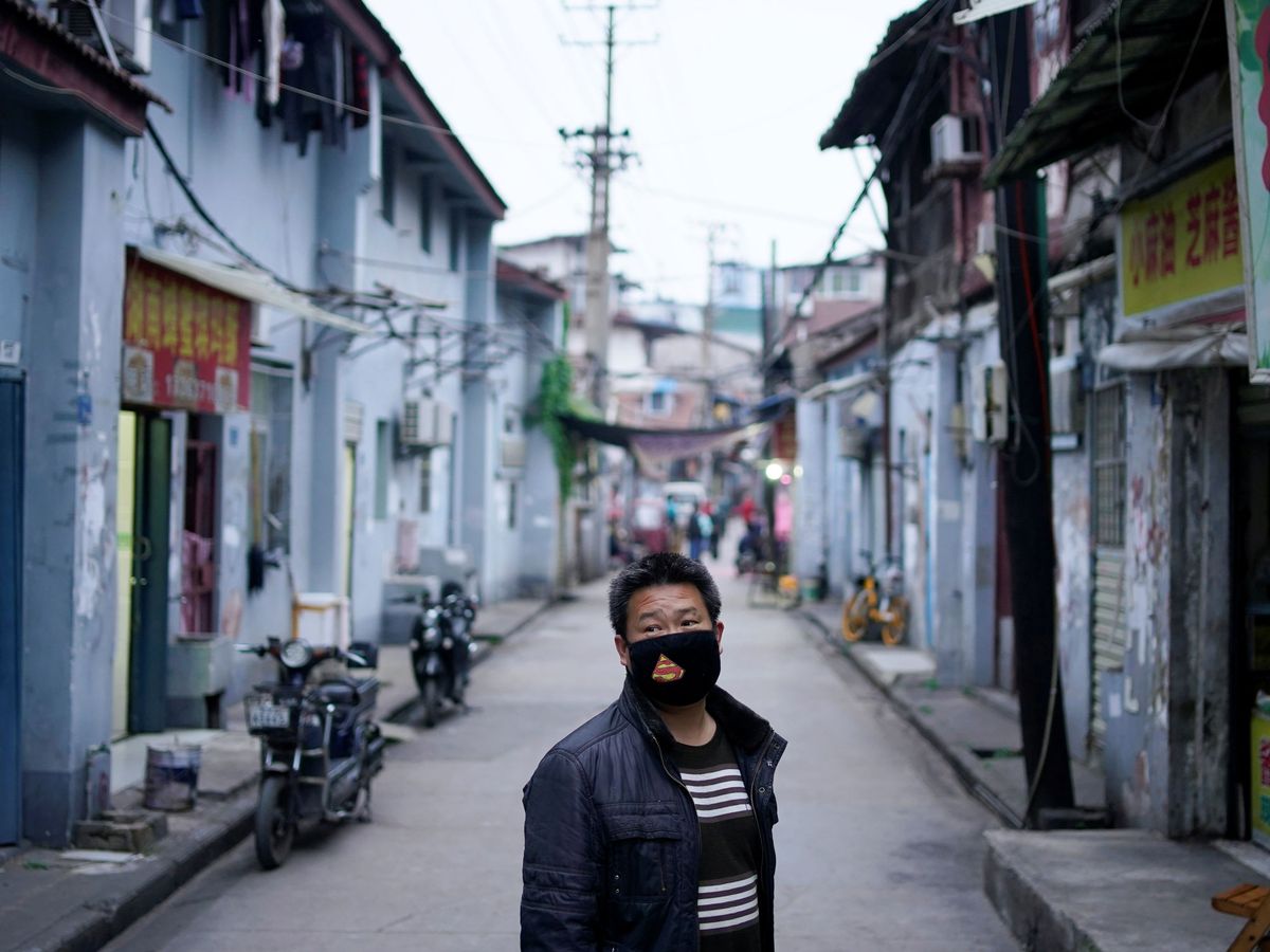 Foto: Un hombre con una mascarilla en Wuhan. (Reuters)