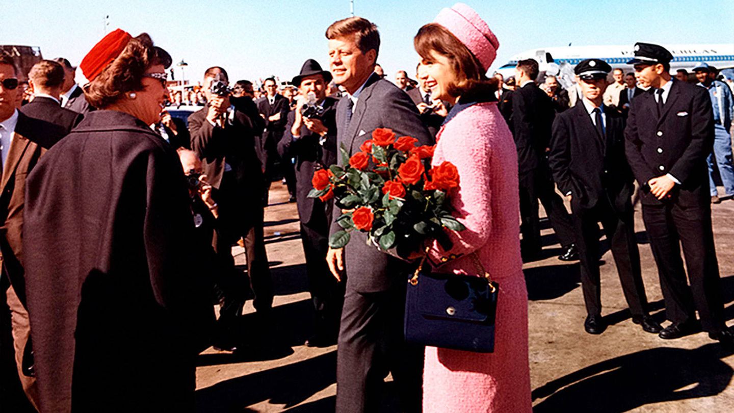 Jackie Kennedy y JFK, en el aeropuerto de Dallas. (Getty)