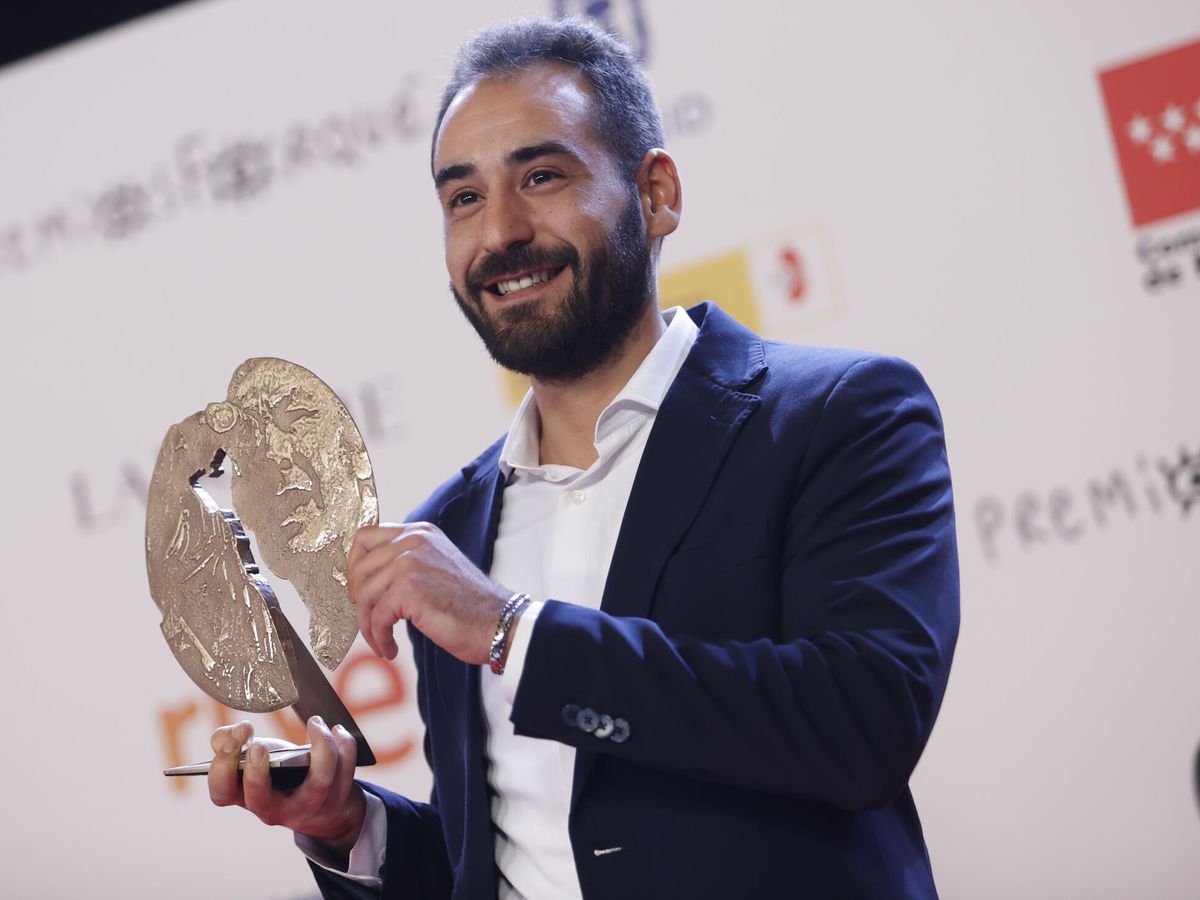 Foto: El actor Jesús Carroza posa con el galardón a Mejor Interpretación Masculina en Serie por 'Apagón', durante la gala de entrega de los Premios Forqué 2022. (EFE/Daniel González)
