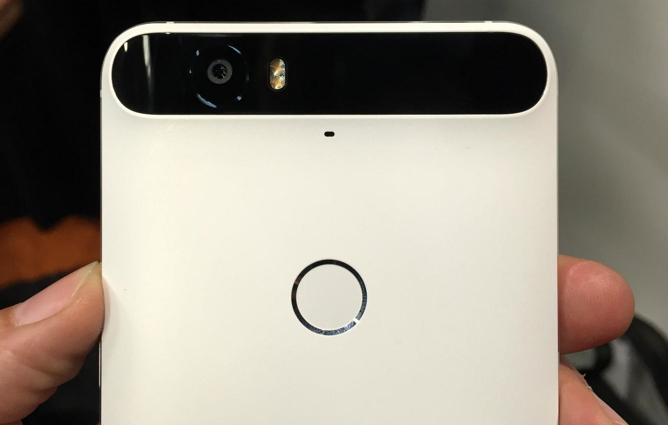 El lector de huellas integrado en el nuevo Google Nexus 6P (Foto: M.A.M.)