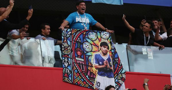 Foto: Maradona sacó una bandera de sí mismo en el palco del Estadio de San Petersburgo. (Reuters)